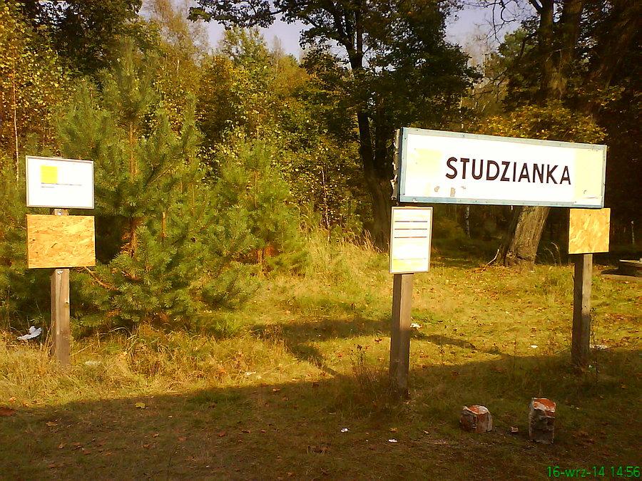 Studzianka - czynna stacja-widmo 2 km od wsi-widmo o tej samej nazwie, w samym sercu Borów Dlnśl