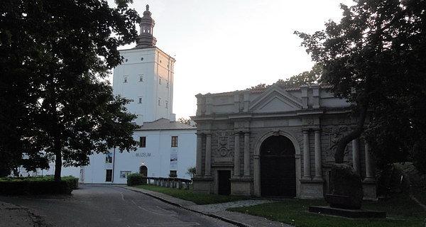 Brama Wjazdowa i Wieża Wjazdowa w zespole pałacowo-parkowym Radziwiłłów