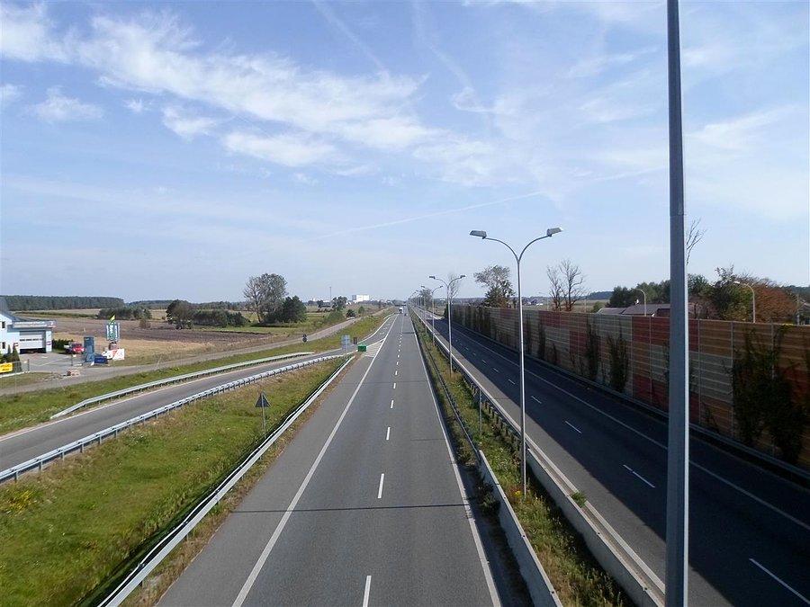 Nad autostradą chemiczne smugi. Chemtrails