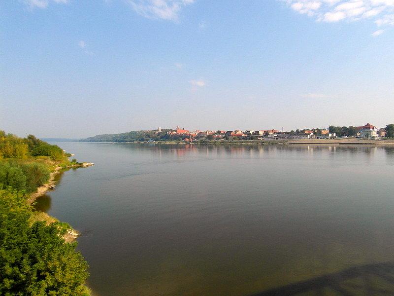 Wisła z Grudziądzem w tle