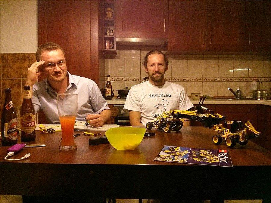 Maciej buduje kolejne elementy wyścigówki, a my się bawimy z Adrianem tym co już jest :D Czyli wyścigówka na lawecie!