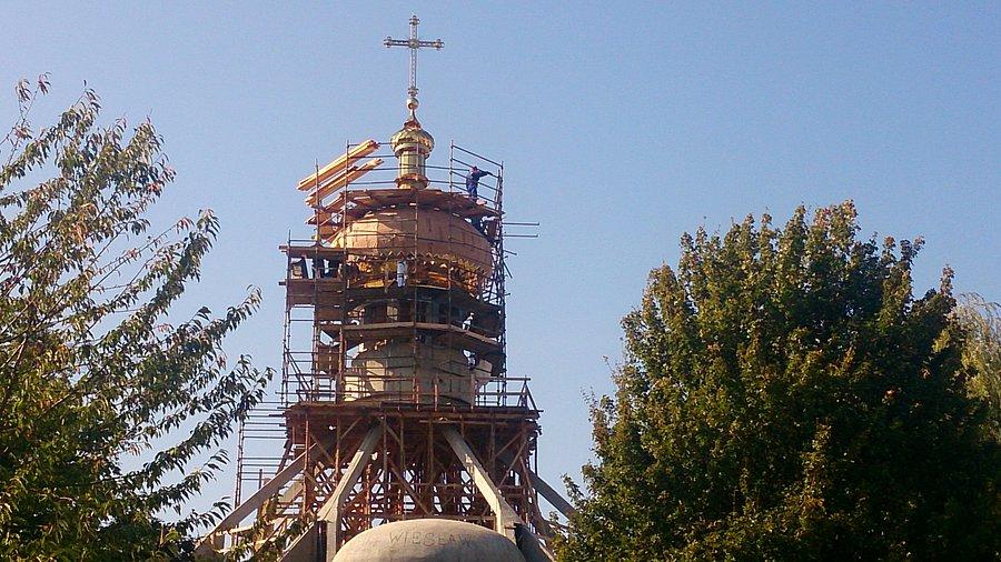 Piękna lśniąca wierza nowej cerkwi