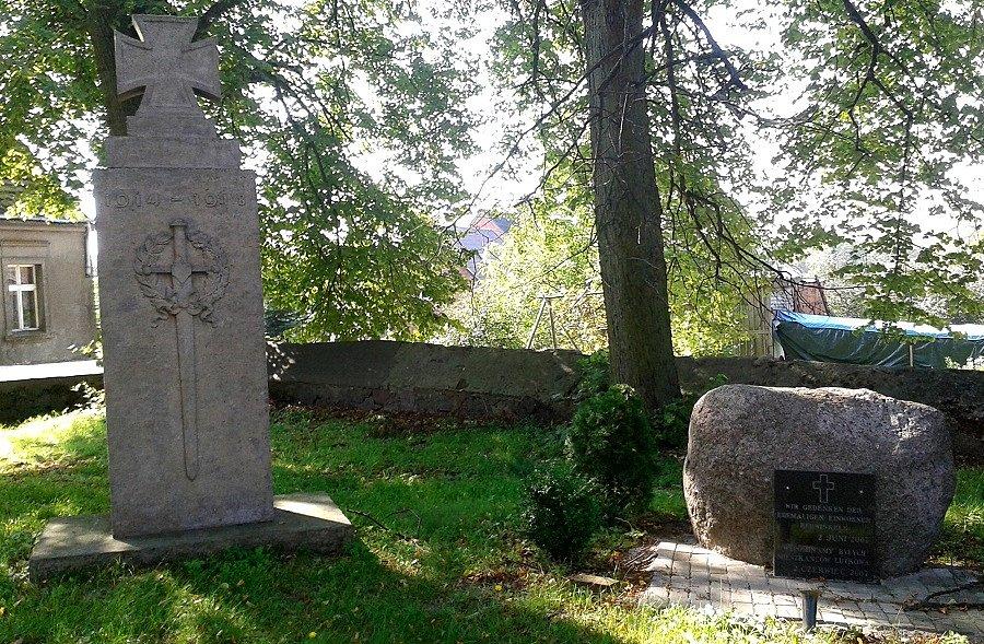 Pomnik poświęcony mieszkańcom wsi poległym w I wojnie światowej w Lutkowie