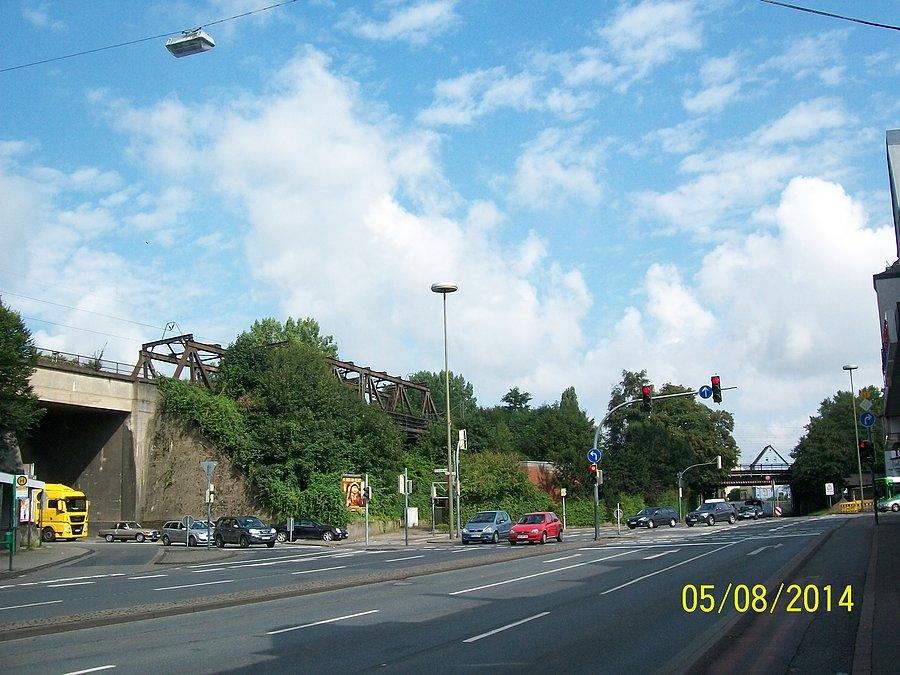 Wiadukt kolejowy nad drogą, a nad wiaduktem, wiadukt kolejowy