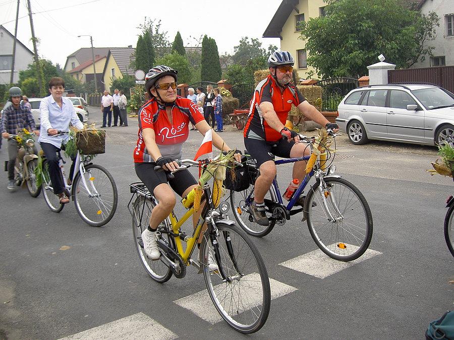 Rowerzyści w korowodzie