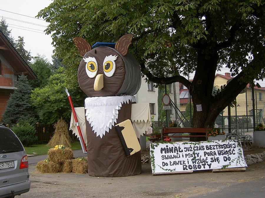 Sowa przy szkole