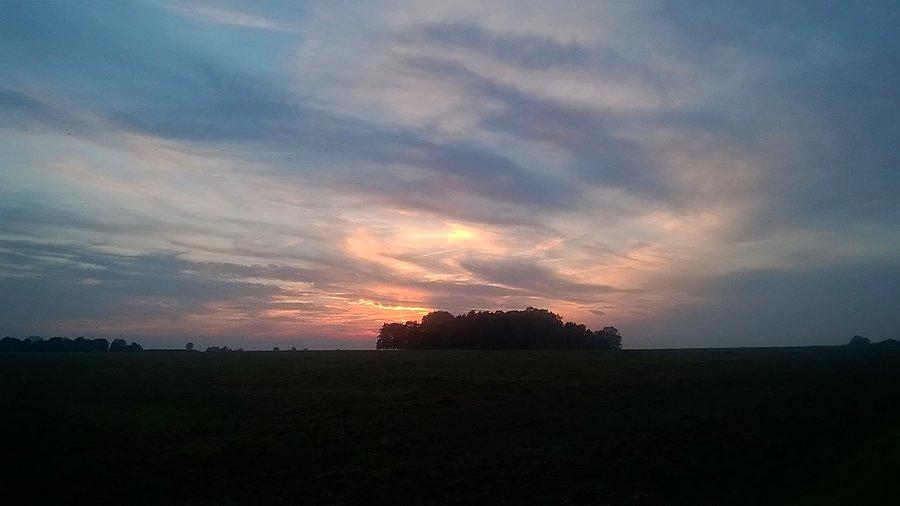 Zachód słońca 18 września a na polu ostatni kombajn