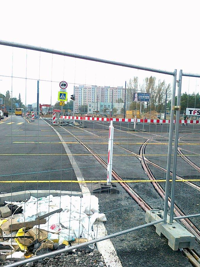 Skrzyżowanie Powstańców z Górczewską. Nowe torowisko już zalane asfaltem