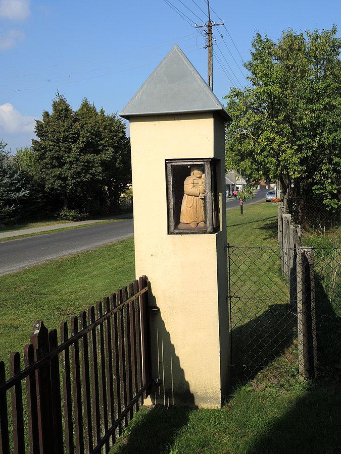 Kapliczka przy kościele w Węglewie