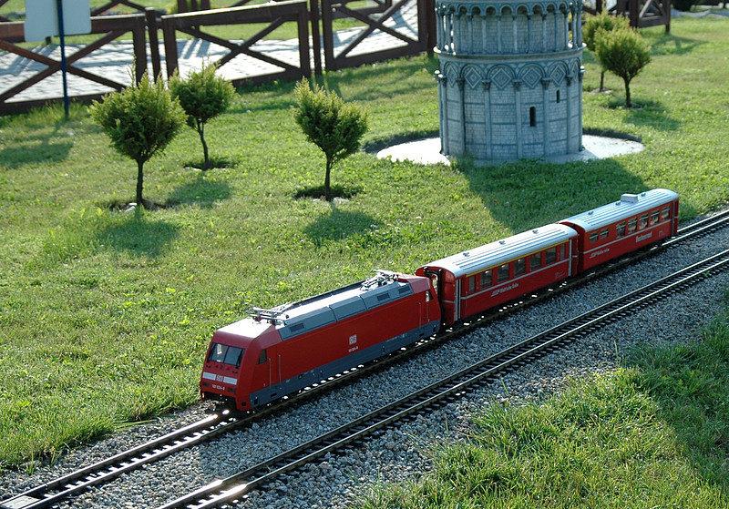 Pociąg w parku miniatur w Zatorze
