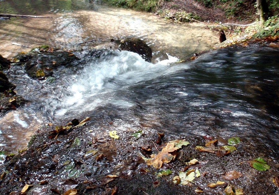 Spadająca woda wodospadu Szum