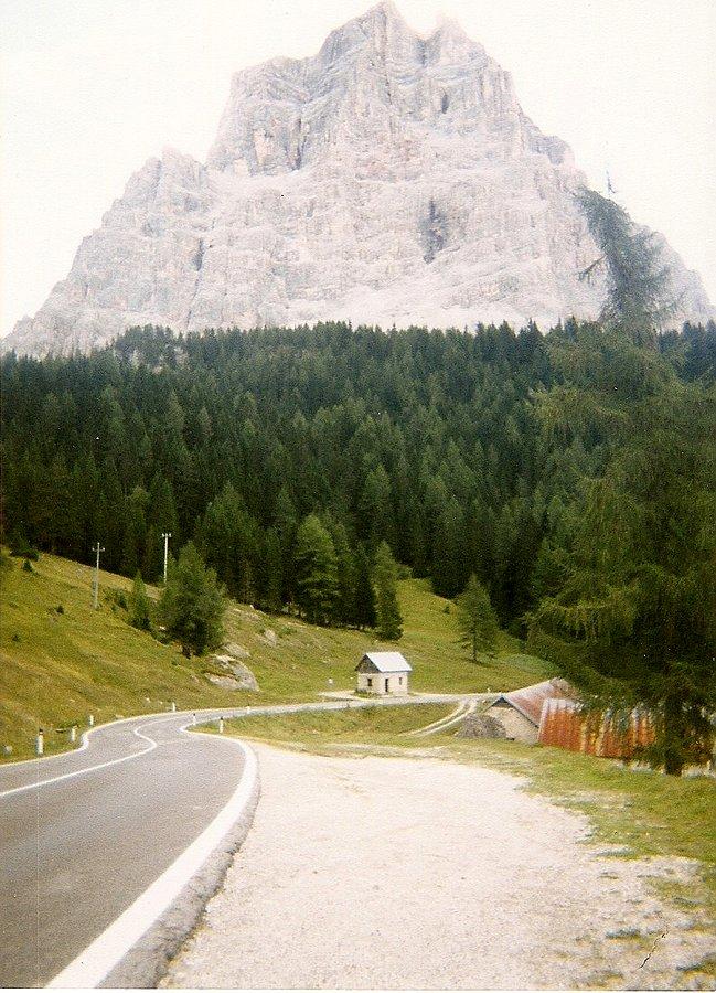 Monte Pelmo 3168 m. (spałem w domku na zdjęciu)