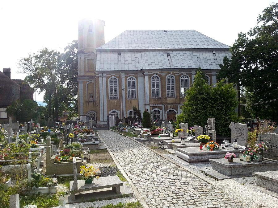Kościół Katolicki dawniej Ewangielicki zdjęcie z wieżą z cmentarza