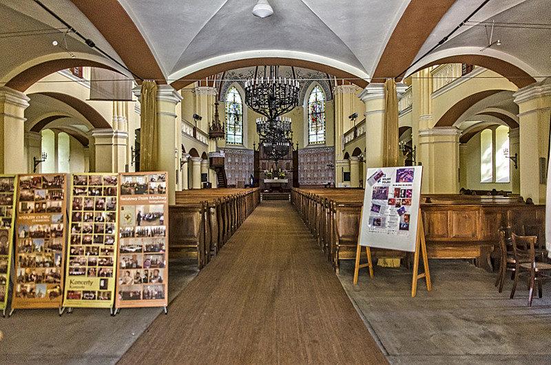 Wewnątrz kościoła ewangelickiego w Tomaszowie