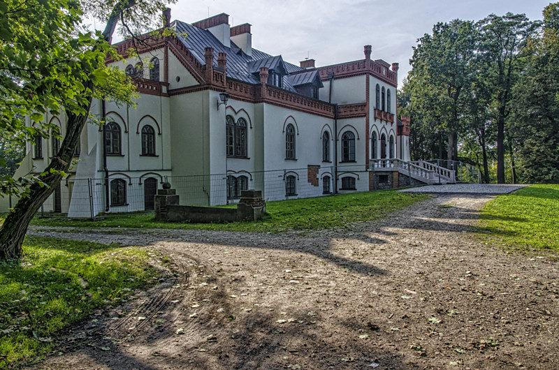 Pałac w Ujeździe w pełnej krasie