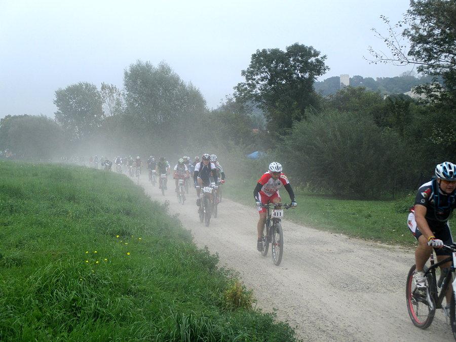 Mazovia MTB Kazimierz Dolny - pierwsza prosta w kurzu
