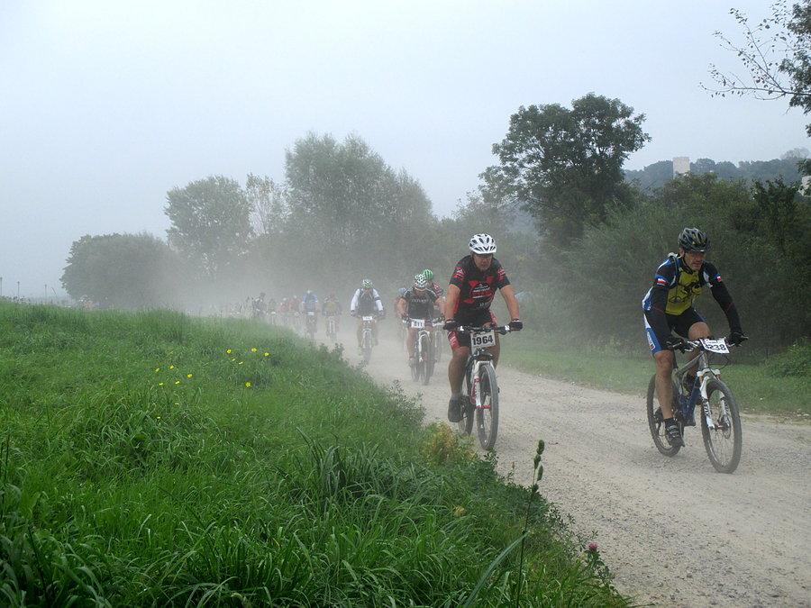 Mazovia MTB Kazimierz Dolny - pierwsza prosta w kurzu