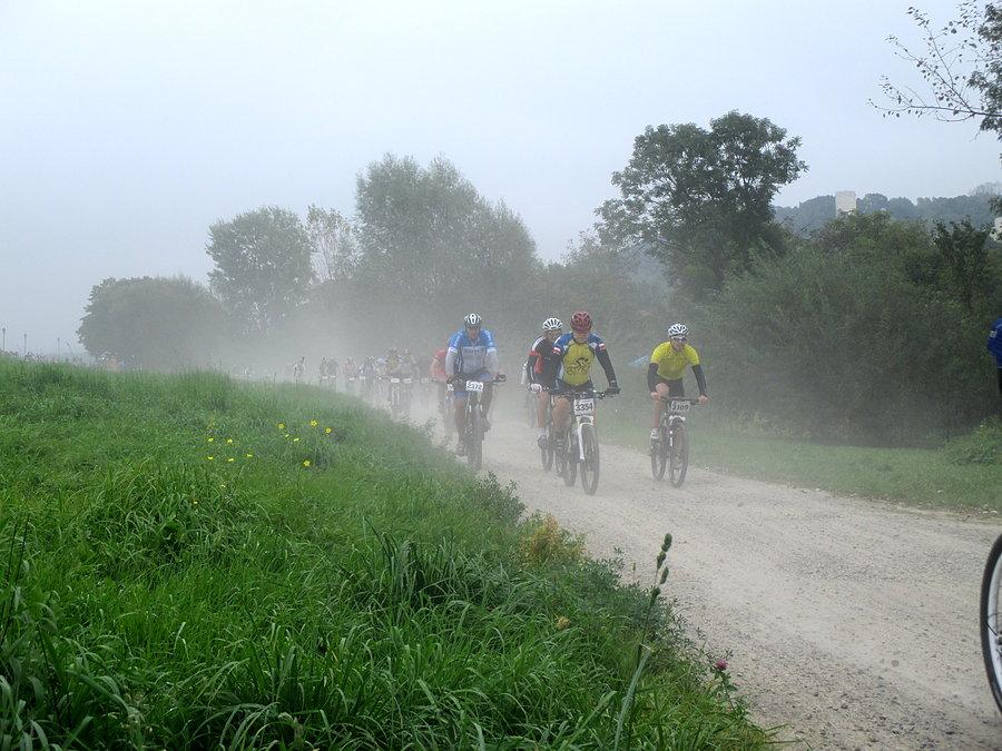 Mazovia MTB Kazimierz Dolny - pierwsza prosta w kurzu