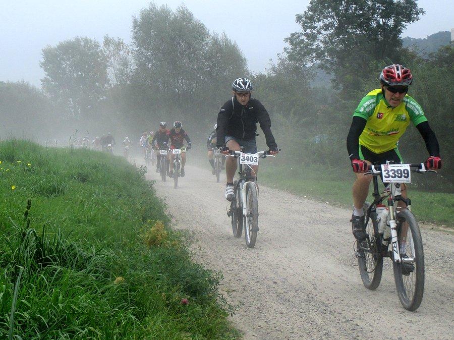 Mazovia MTB Kazimierz Dolny - pierwsza prosta w kurzu