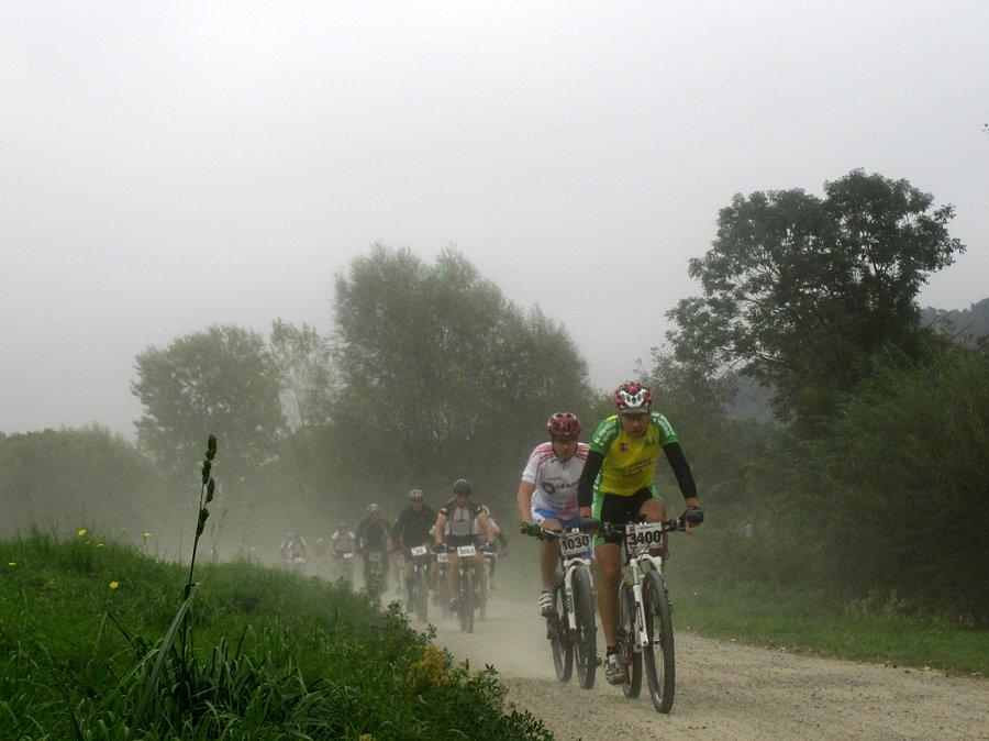 Mazovia MTB Kazimierz Dolny - pierwsza prosta w kurzu