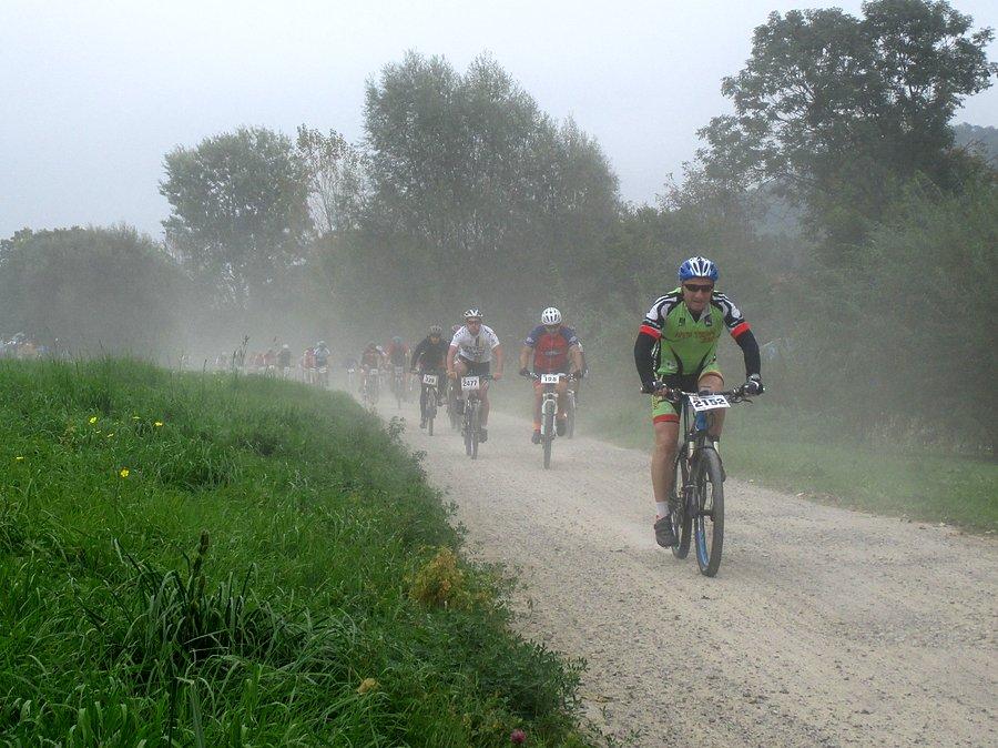 Mazovia MTB Kazimierz Dolny - pierwsza prosta w kurzu