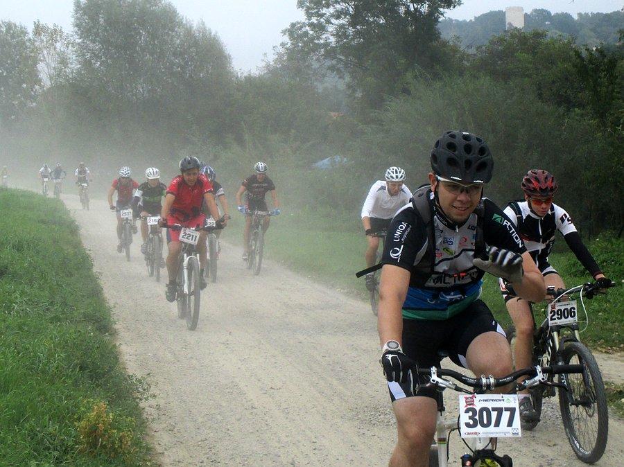 Mazovia MTB Kazimierz Dolny - pierwsza prosta w kurzu
