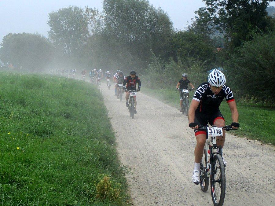 Mazovia MTB Kazimierz Dolny - pierwsza prosta w kurzu