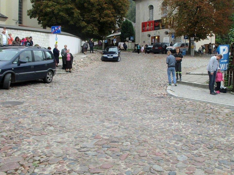 Początek podjazdu pod ulicę Zamkową w Kazimierzu Wielkim
