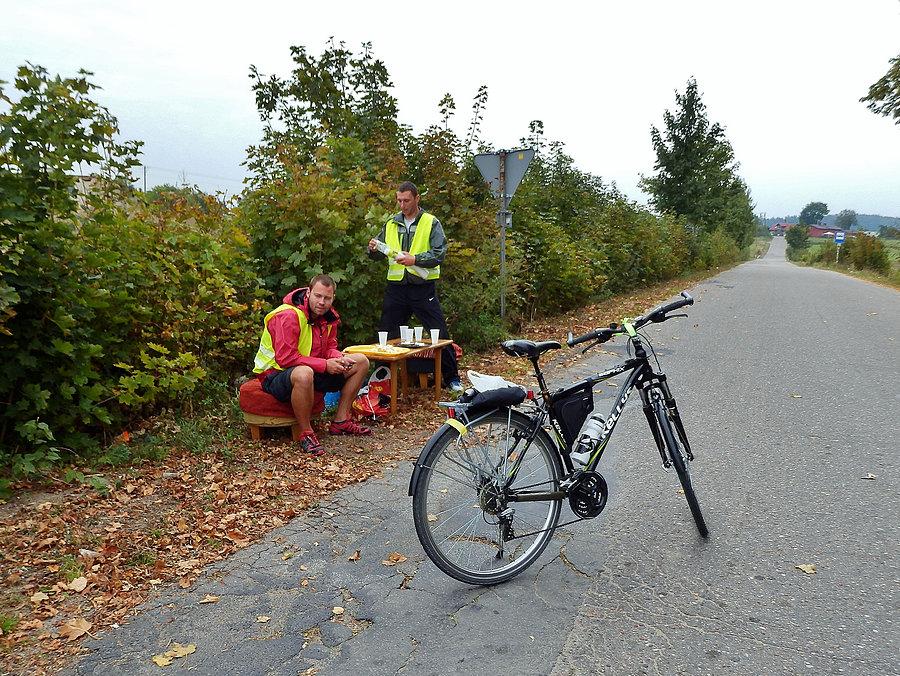Maraton Kociewie Kołem. Na trasie. Bufet dl maratończyków (bieg) - cieniutko