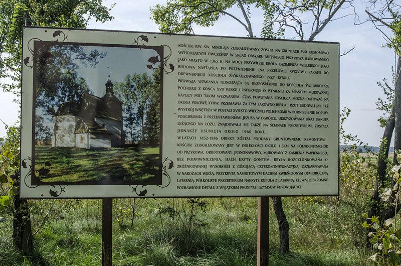 Tablica informacyjna przy kościele