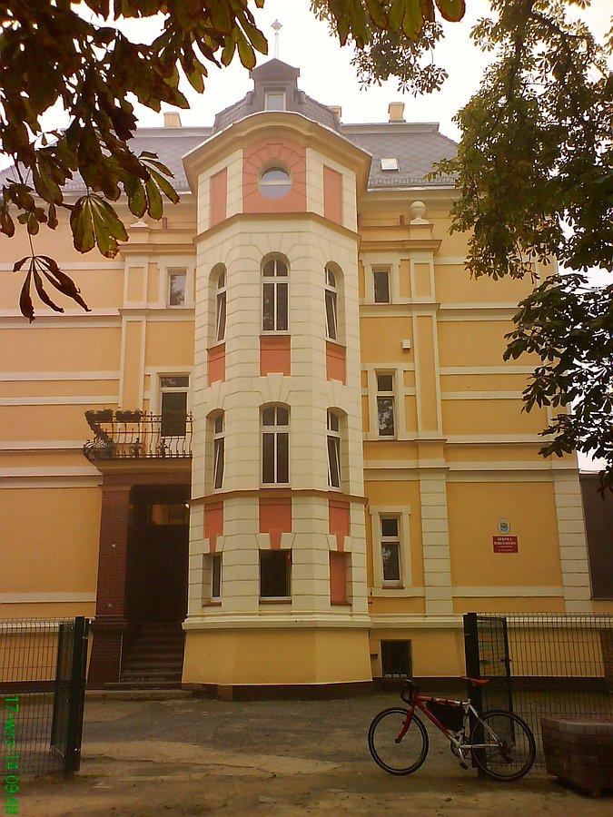 Elegancka podstawówka w Legnickim Polu