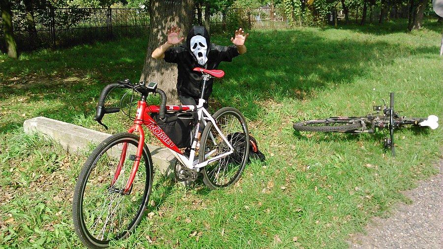 ... tymczasem z rowu wyskoczył przerażający zwyrodnialec