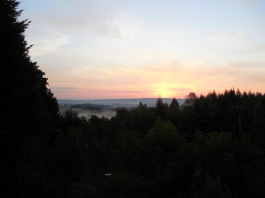 Nad widoczną w oddali Starą Wsią wstaje świt