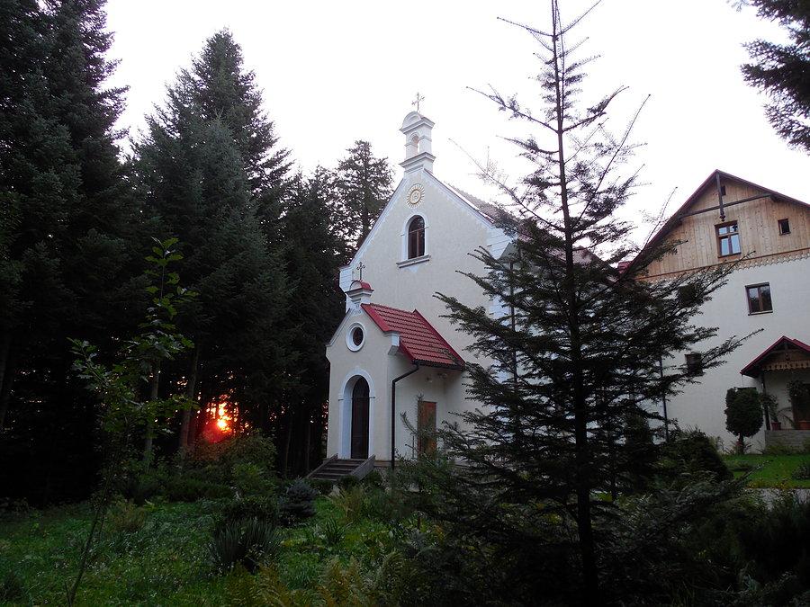 Kaplica przy Willi Jezuitów w Orzechówce o świcie