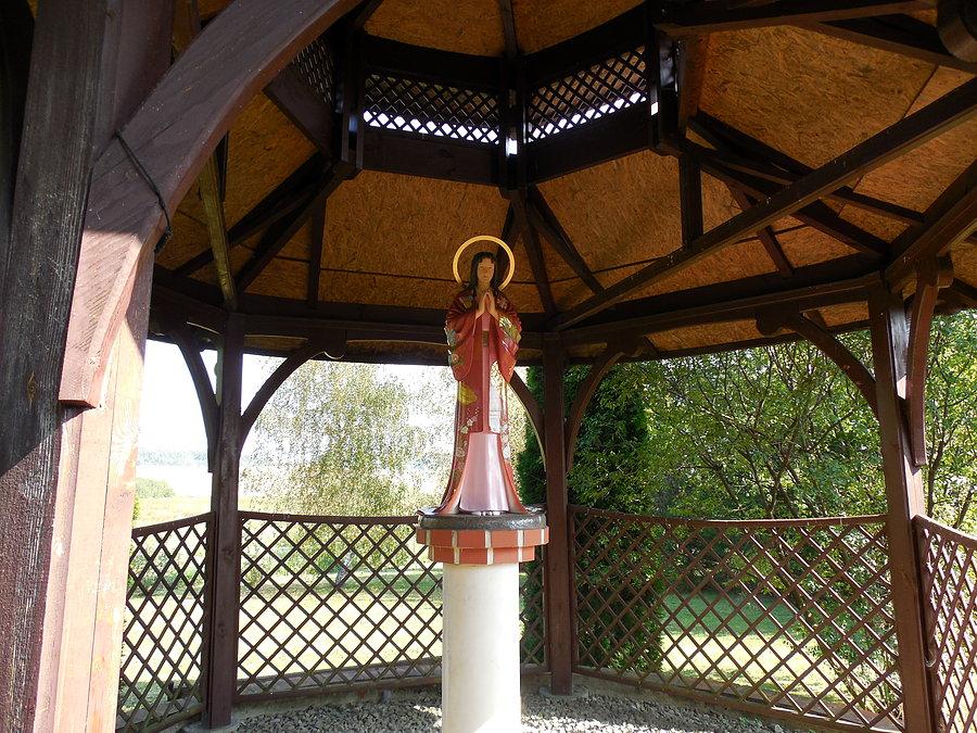 Figura Matki Bożej w stylu japońskim w ogrodzie Zgromadzenia Sióstr Franciszkanek Rycerstwa Niepokalanej w Strachocinie