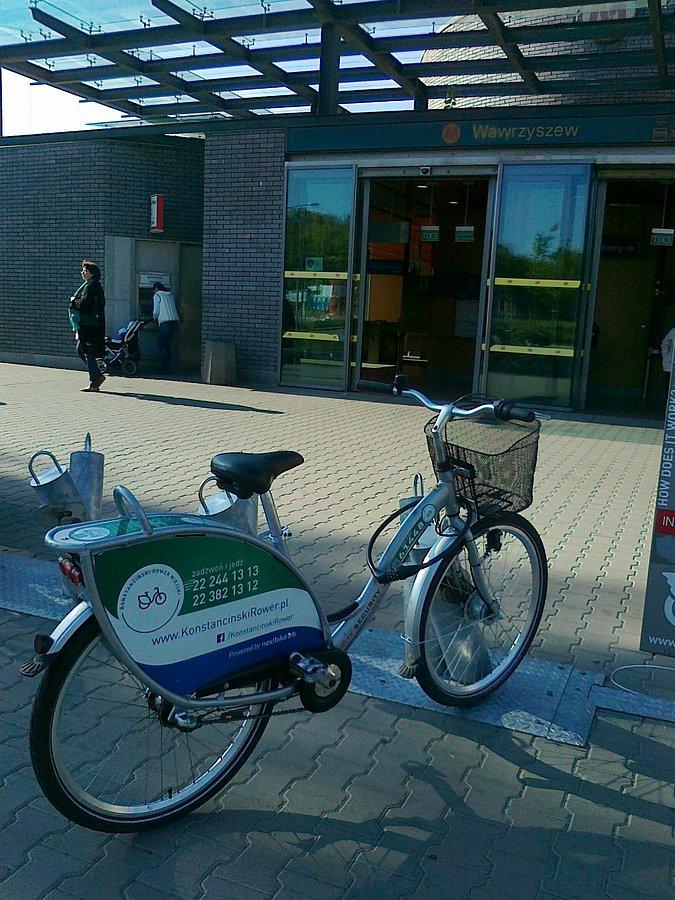 Rower zaparkowany przy stacji Metro Wawrzyszew