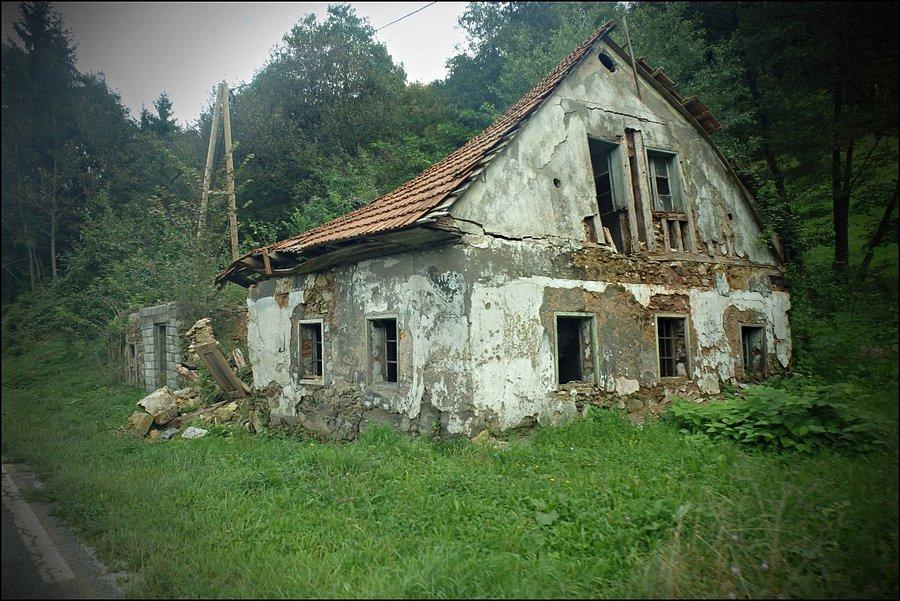 Zrujnowana chatka