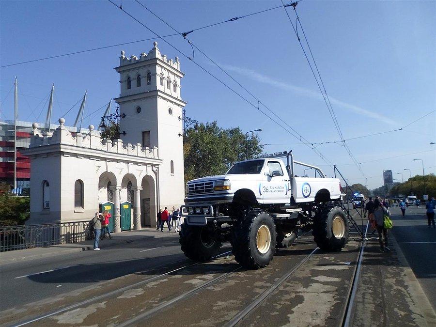 Monster truck z wieżycą w tle