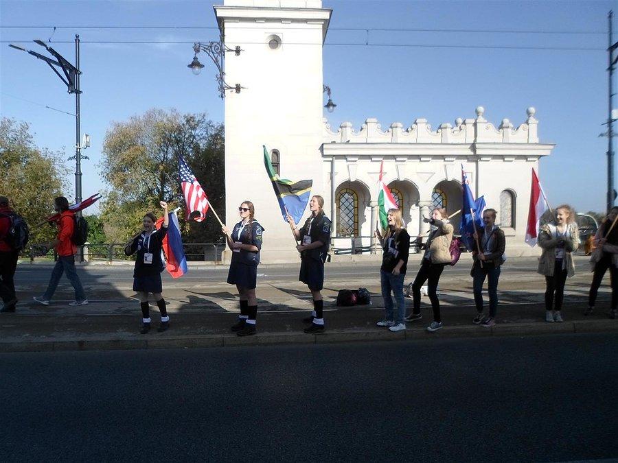 Cheerleaderki na trasie z flagami