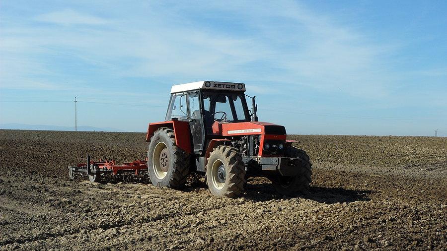 Zetor 12145 z zapiętym kultywatorem