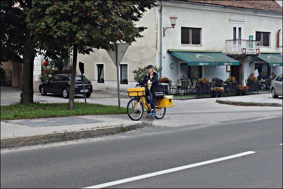 Listonosz na rowerze