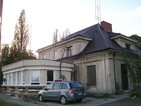 Budynek stacji Tarczyn - widok od strony torów