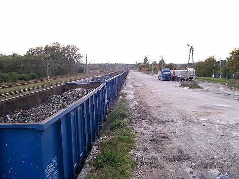 Rampa towarowa tętni życiem w większości to rozładunki kruszywa do podbudowy dróg oraz miejscowej betoniarni