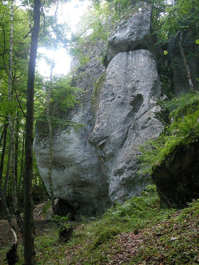 Schronisko w skałkach Łysaka