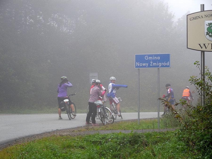 Na Przełęcz Hałbowską docieramy we mgle