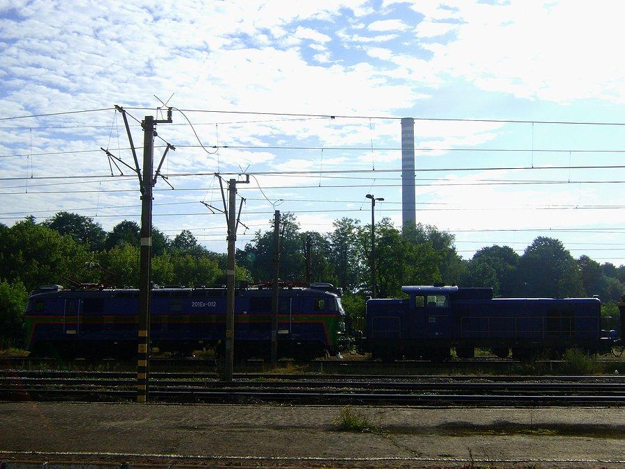 201Eo-012+SM42-2494 odpoczywają na stacji Tomaszów Mazowiecki