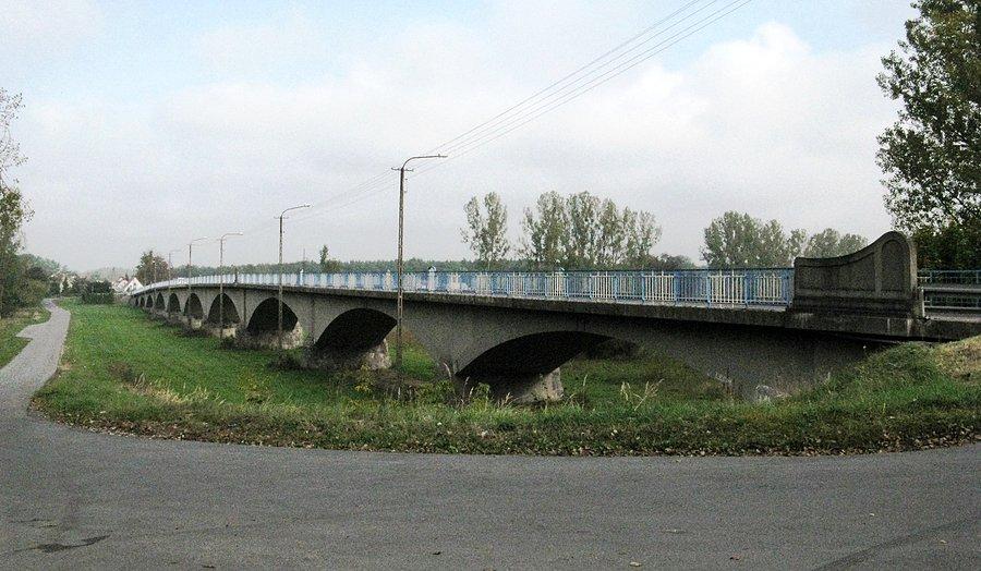 Żelbetonowy most nad rozlewiskiem Warty