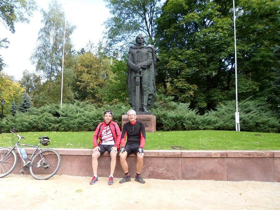 Przy pomniku K. Pułaskiego - bohatera dwóch narodów