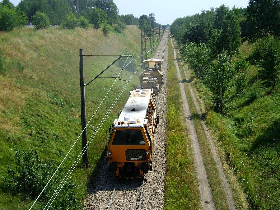 Podbijarka wraz z inną maszyną roboczą pracują przy modernizacji linii kolejowej nr 22