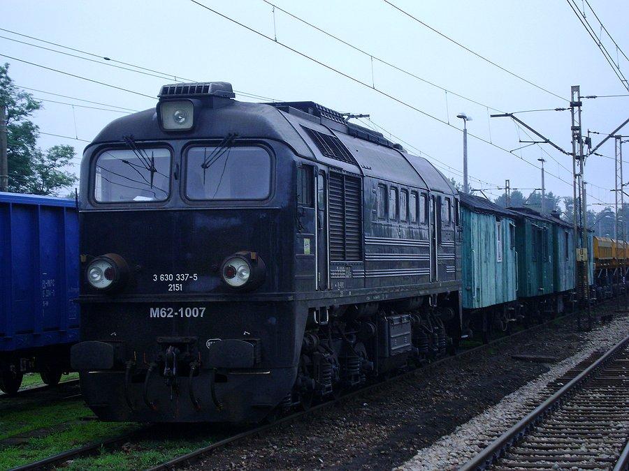 M62-1007 PNUiK Kraków odpoczywa na stacji Tomaszów Mazowiecki